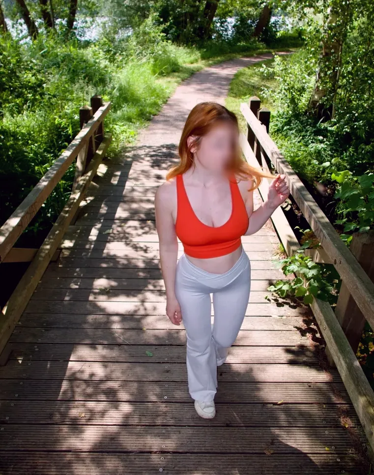 Ellie, 29