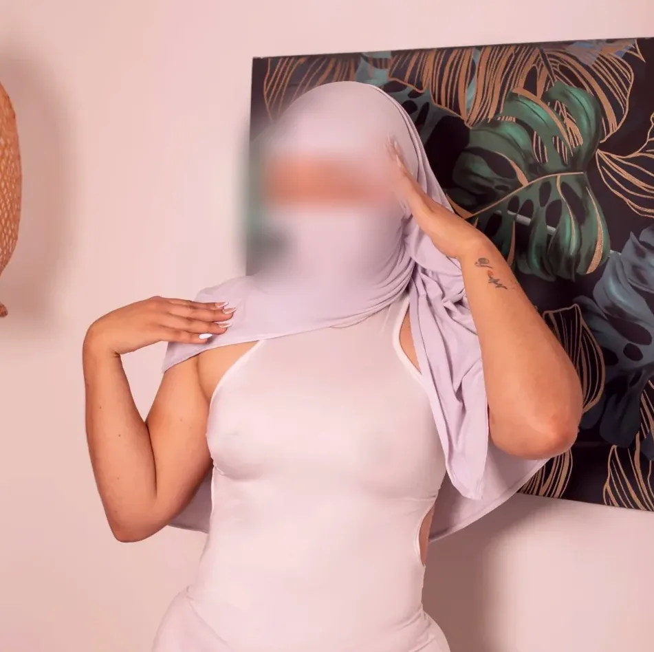 Ellie, 21
