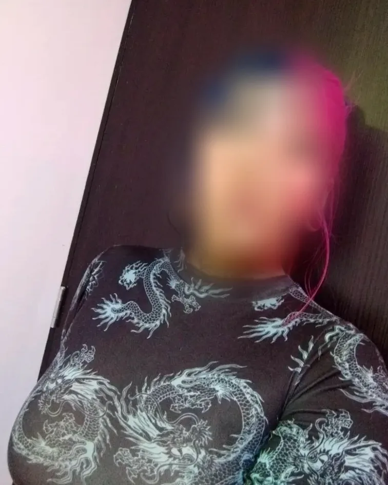 Julie, 32